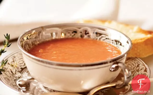Zuppa di pomodoro con pane tostato Parmigiano