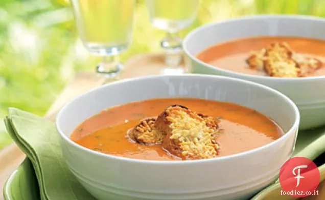 Zuppa di pomodoro arrosto alla griglia con crostini di parmigiano