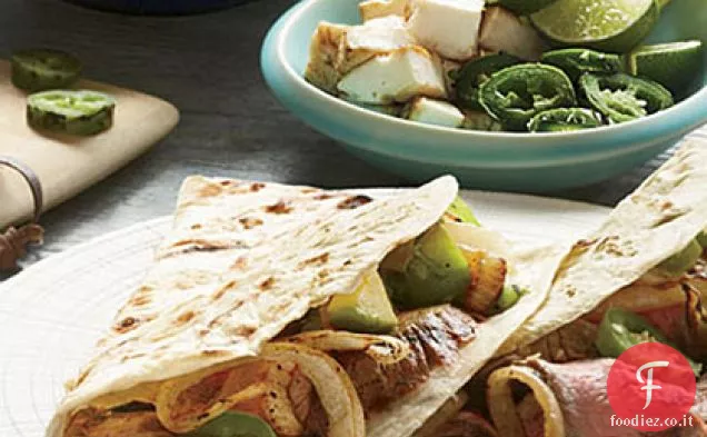 Tacos di bistecca alla griglia con salsa di avocado