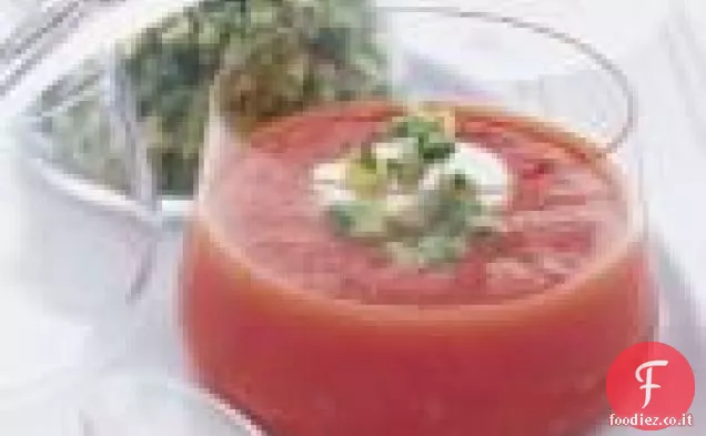 Zuppa di pomodoro refrigerata con salsa di avocado