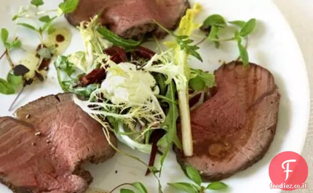 Roast beef freddo con insalata di barbabietole e crema di rafano