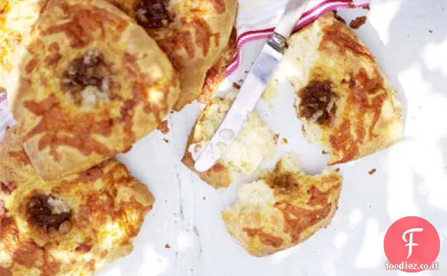 Focaccine al formaggio e chutney