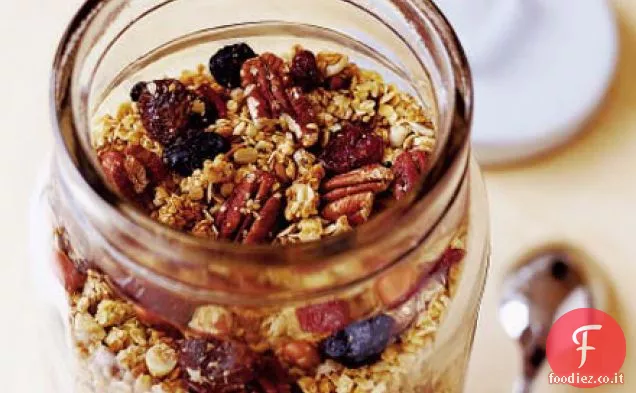 Granola croccante con frutti di bosco e ciliegie