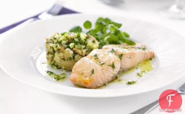 Confit di salmone con patate nuove e crush di granchio e dill drizzle