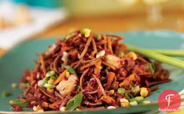 Soba e insalata di Slaw con salsa di arachidi