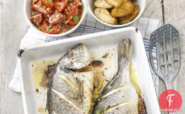 Arrosto di pesce intero con salsa romesco