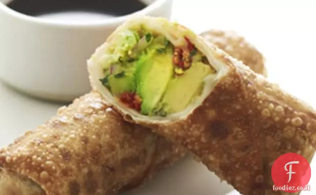 Involtini di uova di avocado con salsa piccante