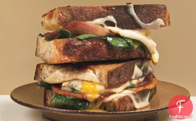 Panini con formaggio grigliato e uova fritte