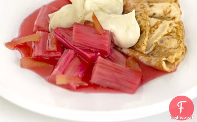 Composta di rabarbaro con vaniglia crème fraîche & pancakes