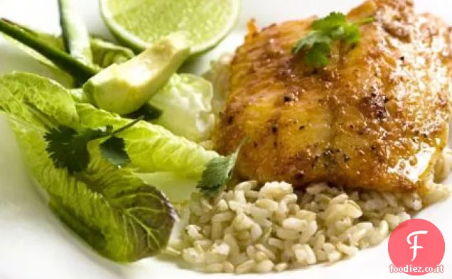 Pesce rosso speziato con insalata verde