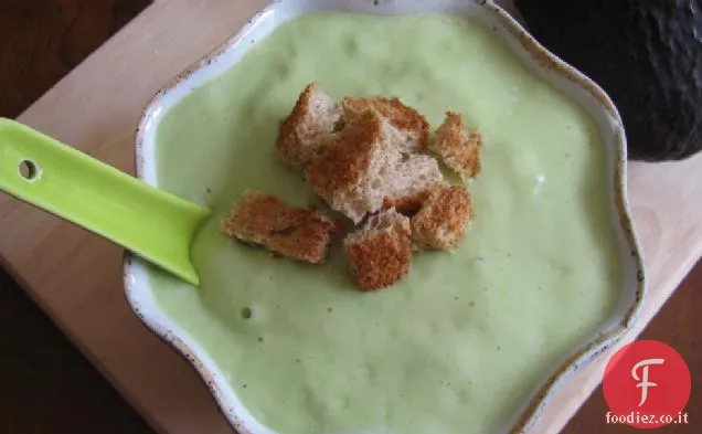 Zuppa piccante di avocado con crostini croccanti