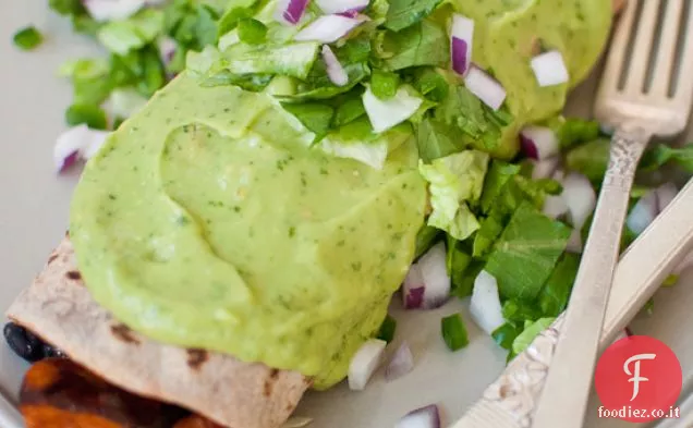 Burrito di patate dolci soffocato in salsa di avocado Verde