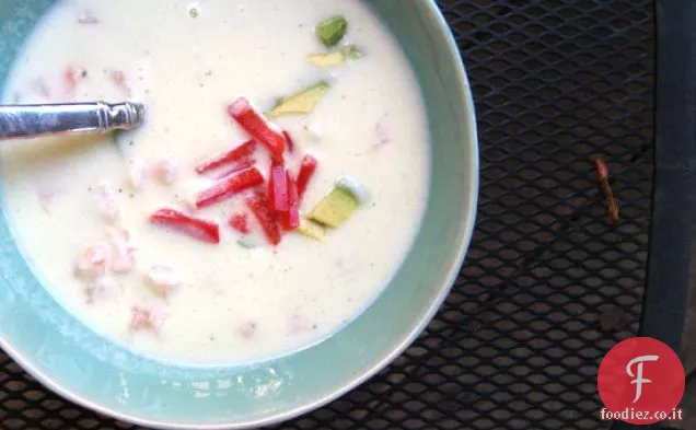 Zuppa di mais bianco con gamberetti e avocado