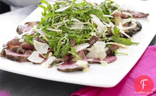Rara insalata di manzo e acciughe con rucola e condimento Caesar