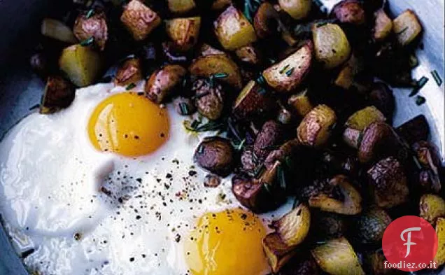 Uova fritte con patate saltate al rosmarino