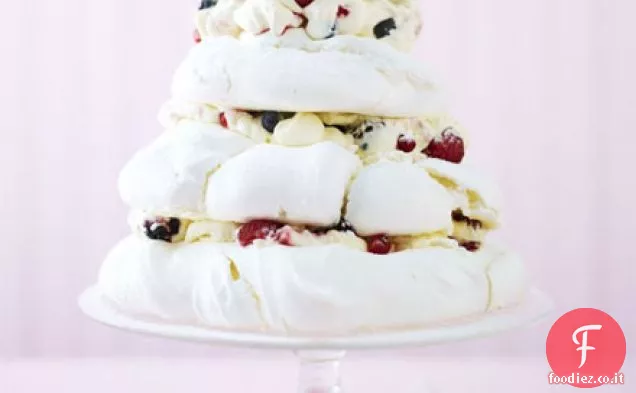 Torta Pavlova con frutti di bosco e crema