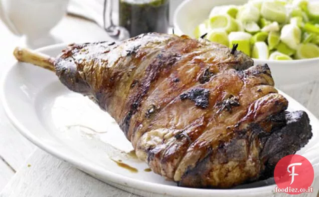 Agnello arrosto tempestato di rosmarino e aglio