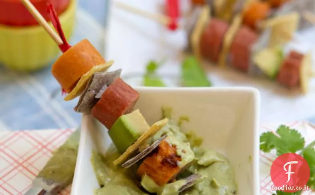 Spiedini di hotdog alla griglia con salsa cremosa di avocado