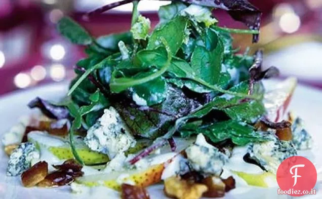 Insalata di pere, datteri e noci con salsa cremosa stilton