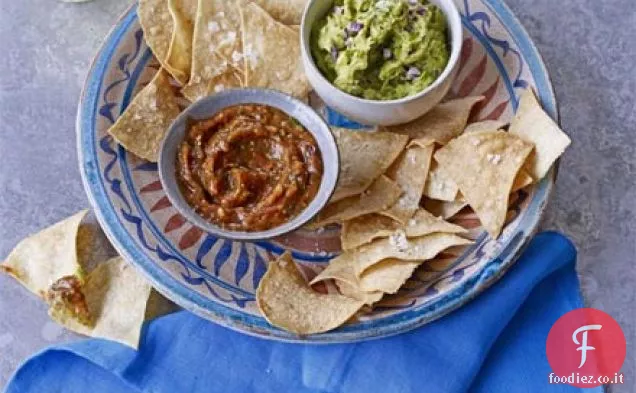 Tortilla chips fatte in casa con guacamole e salsa di pomodoro carbonizzato