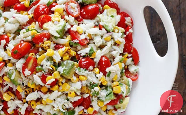 Pomodori estivi, mais arrosto, granchio e insalata di avocado