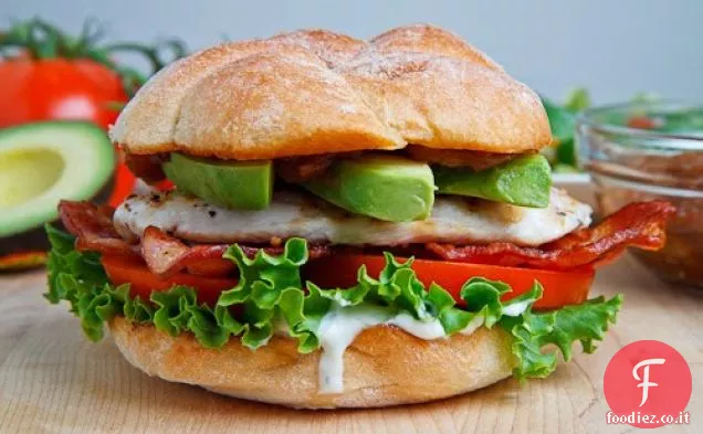 Pollo alla griglia e Club Sandwich con Avocado e Chipotle Cipolle caramellate