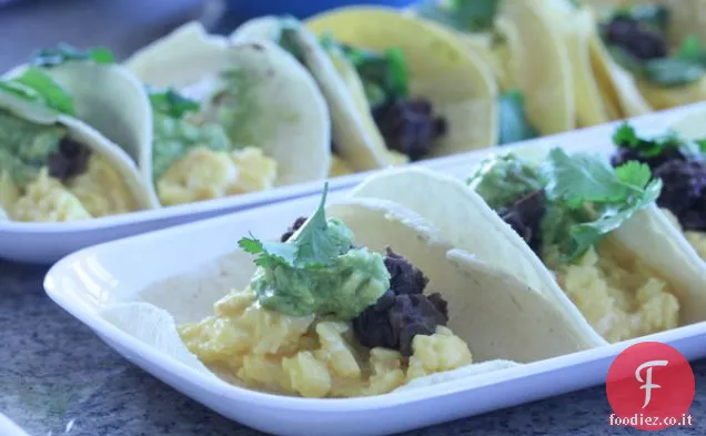 Individuale Huevos Rancheros con Chipotle Fagioli neri e crema