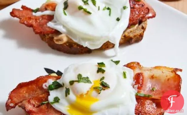 Uovo in camicia su pane tostato con Maionese Chipotle, pancetta e avocado