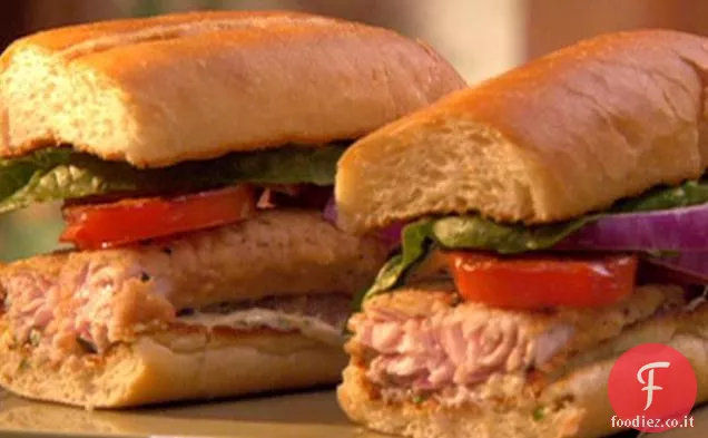 Eroe del pesce gatto con pomodori scottati e maionese alle erbe