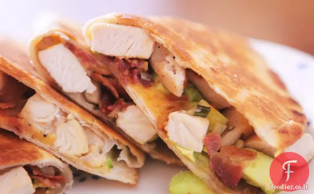 Quesadillas di pollo, pancetta e avocado