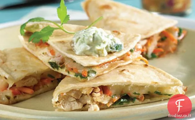 Quesadillas di pollo con salsa di frutta e crema di avocado
