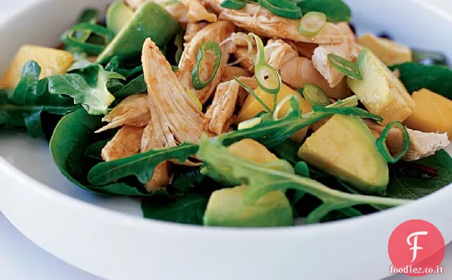 Insalata piccante di pollo, avocado e mango
