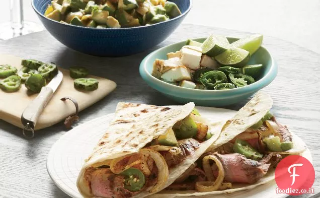 Tacos di bistecca alla griglia con salsa di avocado