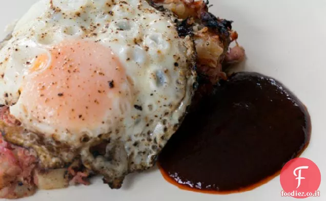 Hash di manzo in scatola con uova e ketchup al peperoncino arrosto