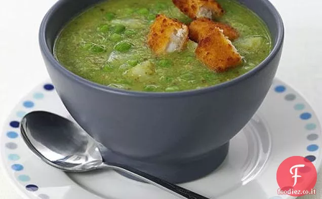 Zuppa di piselli e pesto con crostini di pesce