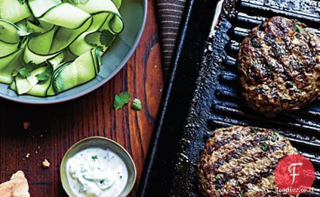 Polpette di manzo Kefta con insalata di cetrioli