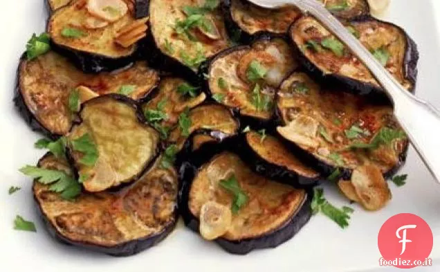 Melanzane con aglio e condimento alle erbe