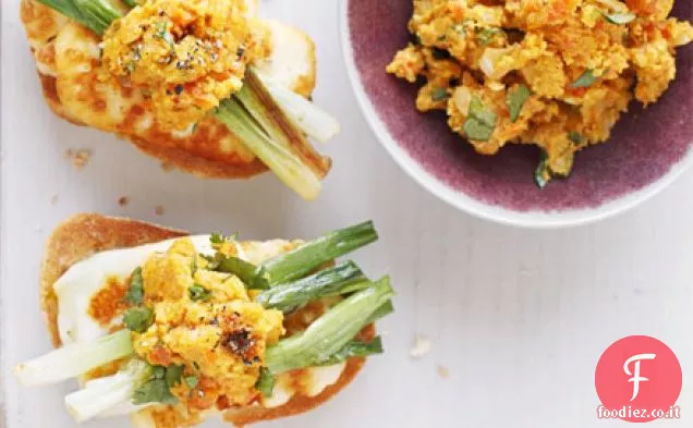 Bruschetta di cipollotto e halloumi con salsa di carote e zafferano