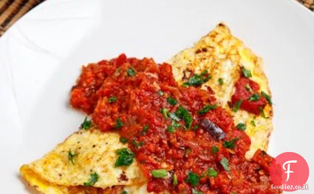 Salsiccia italiana e frittata di peperone rosso arrosto condita con salsa alla marinara
