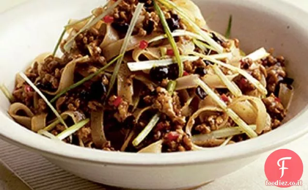 Maiale di fagioli neri con tagliatelle