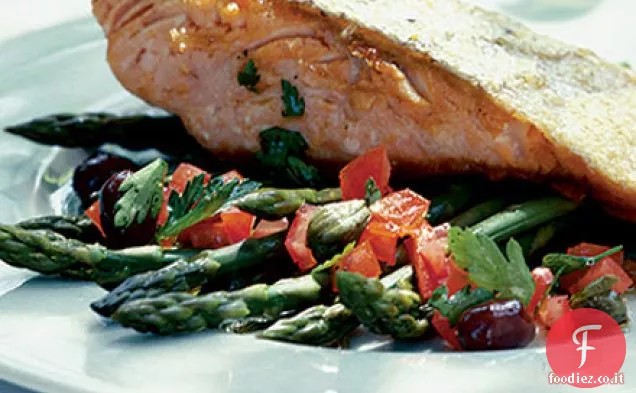 Pesce croccante con asparagi