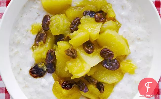 Porridge di yogurt cremoso con composta di mele e uva passa