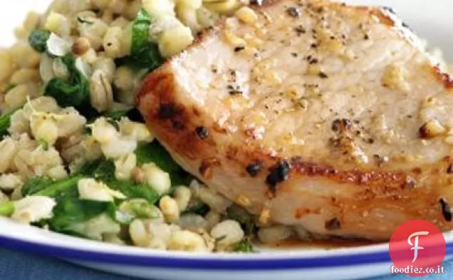 Carne di maiale alla griglia con limone e timo orzo