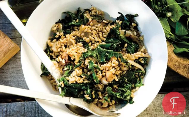 Bacche di grano con cipolle carbonizzate e cavoli