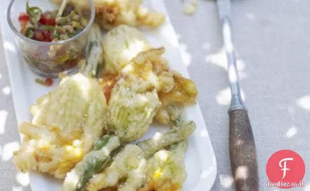 Fiori di zucchine ripieni con condimento alle olive