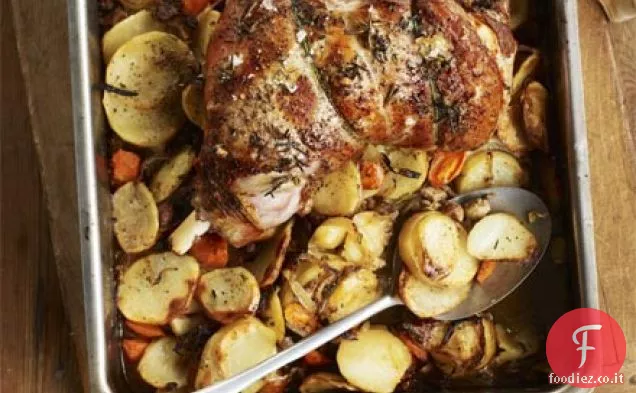 Agnello arrosto all'aglio con patate spezzatino
