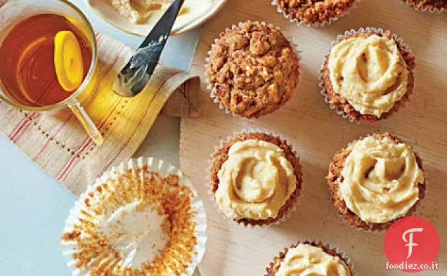 Muffin di pan di zenzero con Streusel speziato e salsa dura speziata