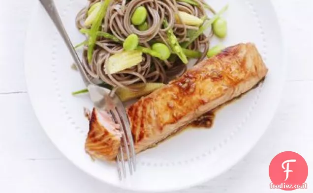 Salmone di soia e zenzero con tagliatelle soba