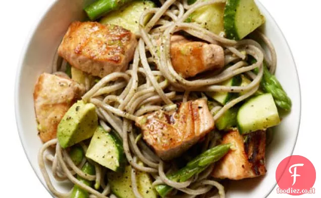 Ciotola di noodle di salmone