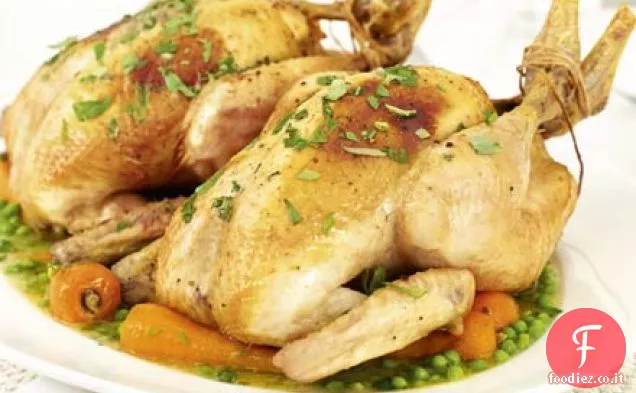Pollo imburrato alla senape con dragoncello, piselli e carote